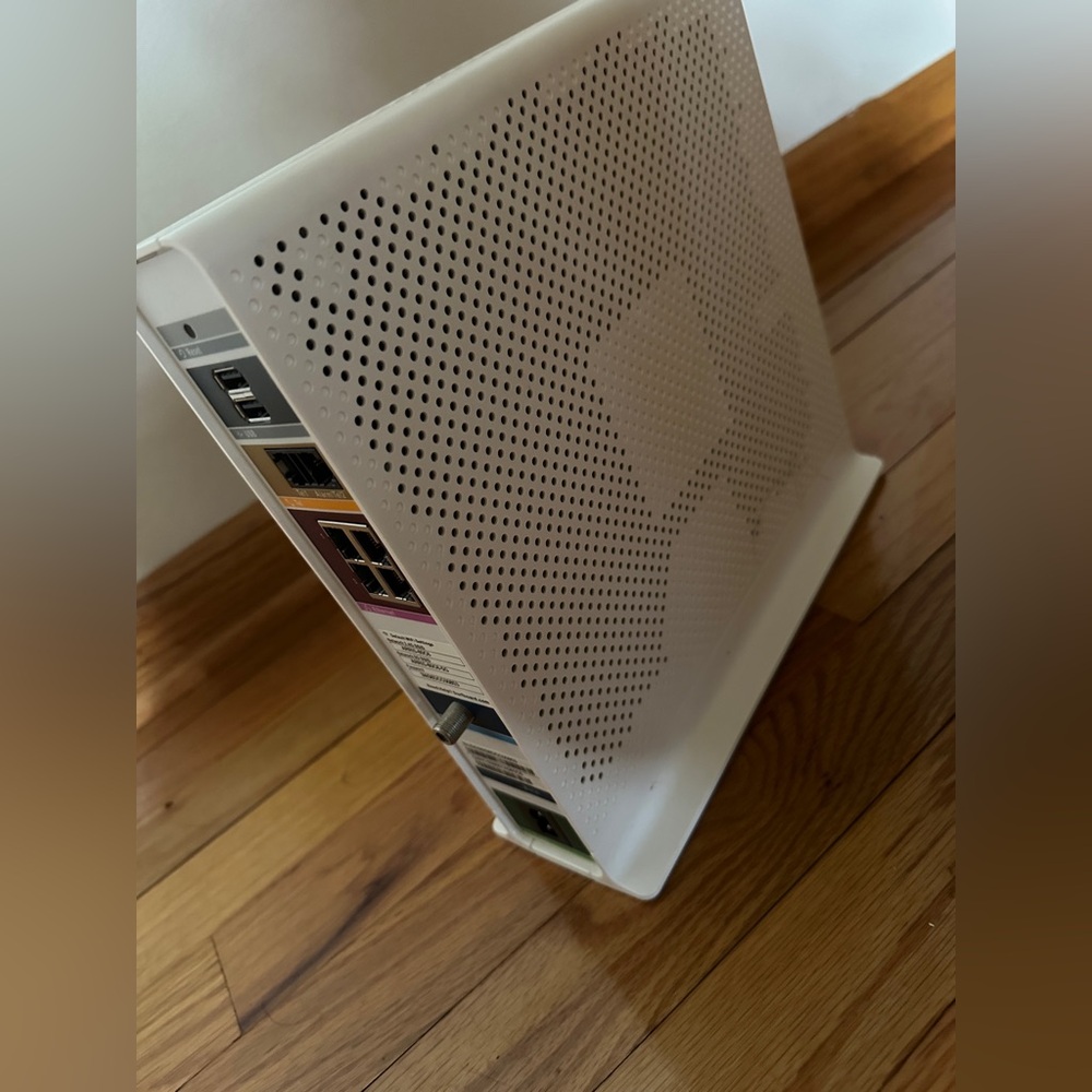 ARRIS White Networking Modem - Picture 4 of 4